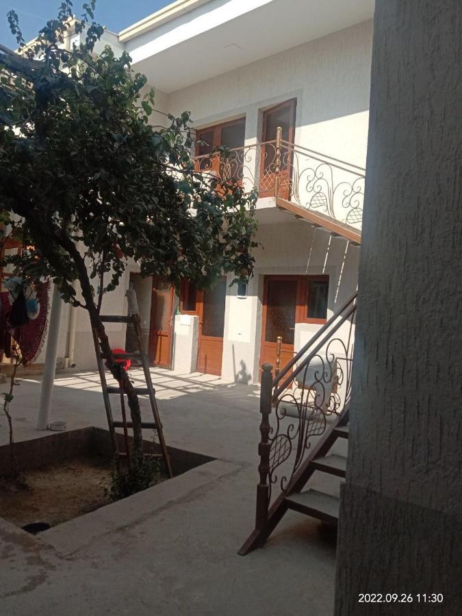 In Center Of Bukhara Family Guest House Mirg'Iyos Exterior photo